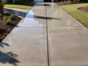 Improved curb appeal of a Westlake Hill TX home after professional driveway cleaning